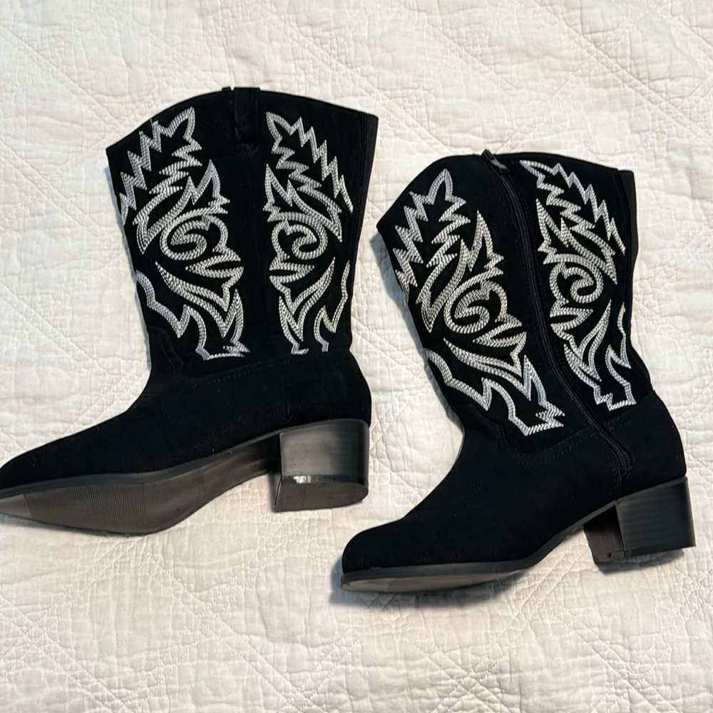 NWOT Torrid Black Suede Embroidered Cowboy Boots Size 8.5W